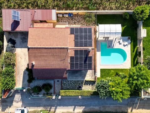 PUGLIA - LEPORANO - VILLA INDIPENDENTE Splendida villa indipendente con piscina e ampio giardino a pochi passi dal mare Situata in via Coccioli, tra Talsano e Leporano (provincia di Taranto), questa magnifica villa è immersa nel verde e a pochi chilo...