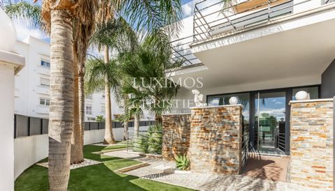 Detached villa with swimming pool , modern design , high quality finishes and exquisitely decorated , ideal for those who value comfort , style and convenience , located in a quiet urbanization in Albufeira, Algarve. This spacious villa is spread ove...