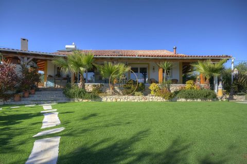 Chalet independiente de 3 dormitorios con jardín, piscina, vistas al mar, aparcamiento privado para 6 coches, paneles de producción de energía fotovoltaica, paneles solares para calentar agua sanitaria. La típica villa del Algarve es la combinación p...