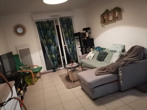 Clairimmo vous propose un appartement de 42 m² dans une résidence calme. Il est composé d'une pièce de vie avec kitchenette, une chambre avec placard, une salle d'eau avec une baignoire et des toilettes et une terrasse. Une place de parking complète ...