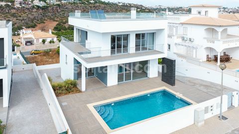 Favolosa villa con 4 camere da letto ad Albufeira! Di recente costruzione, questa abitazione, dalle linee moderne, è composta da un ingresso al piano terra che conduce all'ampio soggiorno e sala da pranzo, dotato di camino con stufa, in un open space...