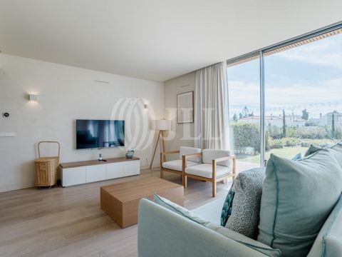 3-bedroom villa with 132 sqm of gross private area, a rooftop/terrace of 53 sqm, one parking space, located within a 5 minute' walk from the beach, in the White Shell condominium, in Porches, Algarve. The villa consists of three bedrooms, one of whic...