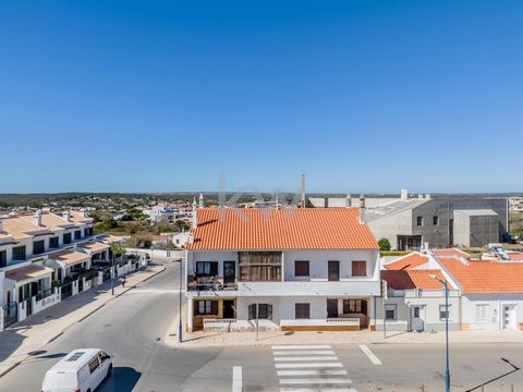 And it is the only apartment for sale in Sagres with potential for remodeling! Imagine yourself living in Sagres... Sagres smells like nature and quality of life! And it is for those looking for a unique experience, whether to live or spend their hol...