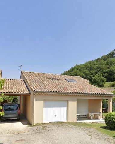 Villa édifiée en 2003, couvrant une surface de 165m2. La propriété principale fait 115m2 et inclut quatre chambres, une salle de bains, une salle d'eau avec chauffage au gaz, ainsi qu'un studio indépendant de 50m2 avec jardin, actuellement loué 500€ ...