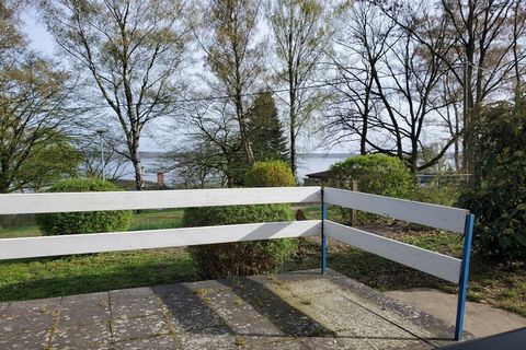 Geschikt voor hondenbezitters (volledig omheind) Zwemgedeelte en hondenbadgedeelte op slechts een paar minuten afstand. Groot rustig perceel om te ontspannen met een prachtig terras met uitzicht op het meer.