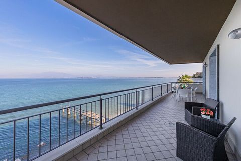 Modern appartement met twee slaapkamers en uitzicht op het meer in Residenza Miralago met gedeeld overloopzwembad en tuin, op slechts een steenworp afstand van het centrum van Desenzano del Garda en met directe toegang tot de boulevard en het openbar...