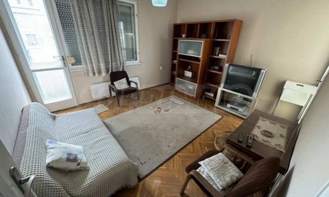 Agentur SUPRIMMO: ... Wir präsentieren eine Drei-Zimmer-Wohnung in einem alten Backsteingebäude im Zentrum von Varna, neben dem Hauptpostamt. Das Anwesen mit einer Nettofläche von 89 m² befindet sich im 5. Stock von 6 mit einem Gebäude mit Aufzug. Di...