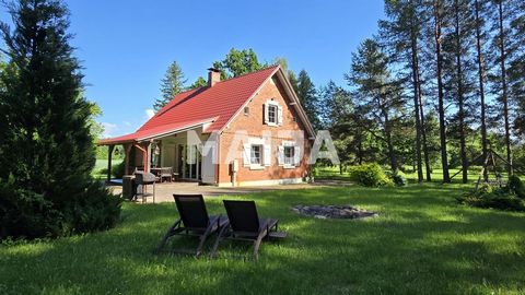 Le premier étage est un espace ouvert avec un coin cuisine, un coin repas et un salon avec cheminée qui s’ouvre sur une terrasse. Au premier étage se trouvent également des toilettes séparées et une salle de bain avec douche. Tous les étages du premi...