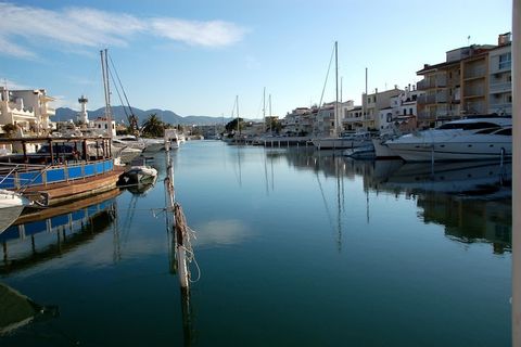 Appartementen. Comte D'Empuries ligt op 4 minuten lopen van het strand van Empuriabrava en biedt accommodatie met een restaurant, een seizoensgebonden buitenzwembad, een tuin en een terras. Er is gratis WiFi in de hele accommodatie en privéparkeergel...