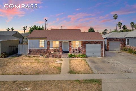 Bienvenido a 421 North Nestor Avenue, una encantadora joya vintage ubicada en el corazón de Compton. Esta casa de 3 dormitorios y 2 baños está llena de potencial y lista para que des vida a tu imaginación. Entra para descubrir una amplia sala de esta...