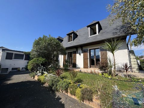 EXCLUSIVITE LOURDES, Charmante maison familiale comprenant une entrée avec placards, une pièce de vie avec cheminée, une cuisine attenante aménagée et équipée, un espace buanderie ainsi qu'un wc séparé avec lave mains. En demi-palier un bureau ou cha...