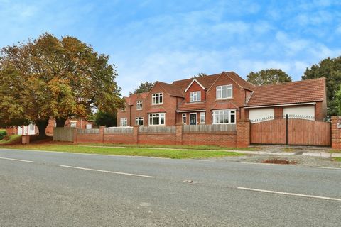 INVITING OFFERS IN THE REGION OF £550,000 STUNNING MODERN PROPERTY WITH SPACE AND FLEXIBILITY GALORE Welcome to KATHENRY HOUSE, a stunning modern detached property perfect for large families or those needing ample space. With SIX BEDROOMS, FOUR EN-SU...