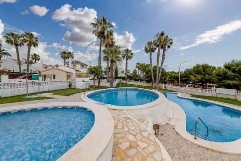 Fantastisch herenhuis te koop in Villamartin, Orihuela Costa! ✨ ~~2 Comfortabele en lichte ️slaapkamers ️.~1 Volledige badkamer.~Locatie: Villamartin, Orihuela Costa, dicht bij alle voorzieningen.~Kenmerken:~Uitgeruste keuken: Alles wat je nodig hebt...