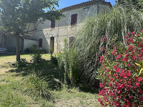 Référence 0607 ( Honoraire charge vendeur ) Découvrez cette magnifique maison en pierre, nichée dans un environnement paisible, idéale pour ceux qui recherchent le charme de l'ancien. Maison en pierre : Authentique et chaleureuse, elle offre de beaux...