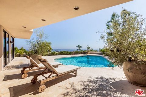 Diese atemberaubende Residenz thront über dem Sunset Plaza am exklusiven Blue Jay Way, einer der begehrtesten Straßen in Los Angeles' berühmten Bird Streets, und verbindet architektonische Eleganz mit dem Charme von Santa Fe. Eingebettet auf einer Kl...