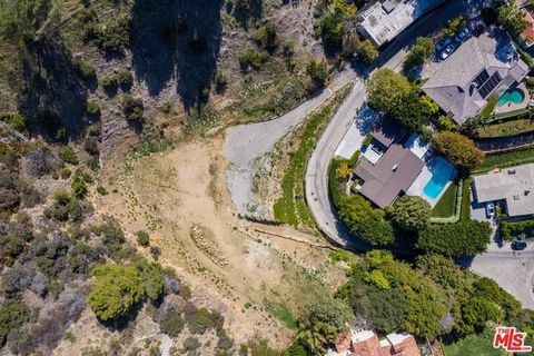 Site de vue spectaculaire avec un potentiel énorme sur environ 1,5 acres ou environ 64 964 pieds carrés. dans les rues crest principales juste au-dessus du centre de Beverly Hills. Immense coussin plat offrant une vue imprenable sur le canyon et la v...