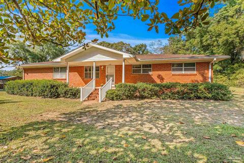 Willkommen in diesem charmanten und ruhigen Traumhaus in Pensacola. Das Hotel liegt auf einem geräumigen 1,6 Hektar großen Grundstück mit einem komplett eingezäunten Hof. Dieses Haus ist perfekt zum Unterhalten, Entspannen und Genießen der ruhigen Um...