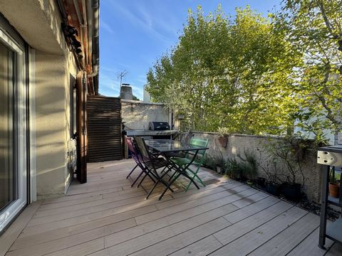 Close to Aix en Provence town centre, in a gated residence, type 3/4 duplex flat measuring 78m² (66.47m² carrez). On the 1st floor, entrance hall, lounge/dining room with terrace, fitted kitchen, 1 bedroom with storage space, 1 wc, 1 bathroom. Mezzan...