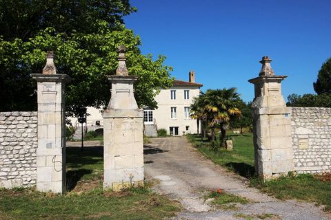 PONS 17800 - Très grande maison de maître (908 m²) avec dépendances (180 m²), terrain de 13 600 m², 10 chambres dont 4 en RDC, à 6 km du centre de PONS - 1 500 000 euros - Honoraires : 3,95 % TTC inclus charge acquéreur, soit 1 443 000 euros hors hon...