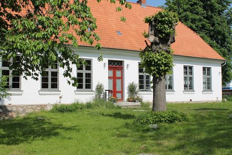 Willkommen im Sommerhaus Steffenshagen. Verbringen Sie Ihren Urlaub doch einmal in einem typischen Haus aus dem frühen 19. Jahrhundert. Dieses sowie der dazugehörige Hof, Park und Obstgarten wurden ursprünglich als Pfarrhof genutzt. Nach einem Dornrö...