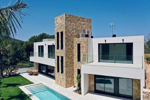 New luxury property, located in a residential area with the comfort of not having direct neighbors. This property has two private pools one on the ground floor and one on its rooftop which offers a spectacular view. The house of 380 m2 is distributed...