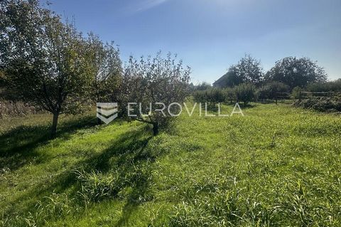 Vukovar, Mitnica/Vučedol - attractive building plot with an area of 1847 m2 in a quiet location with a beautiful view of the Danube from the back of the plot.In front of the land there is a paved street, and on the land there is a water connector. Pe...