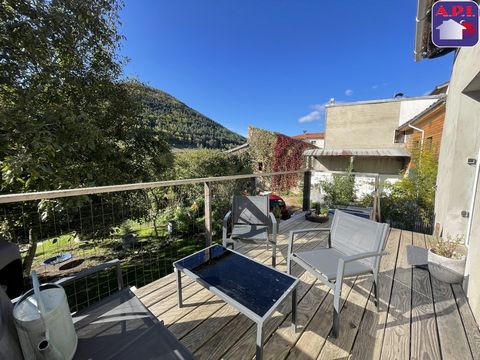 Entdecken Sie dieses prächtige authentische Bauernhaus aus Stein, eingebettet im Herzen eines charmanten Bergdorfes. Dieses einzigartige Anwesen ist ideal gelegen und bietet Ihnen die Ruhe der Landschaft und gleichzeitig die Nähe zu den Annehmlichkei...