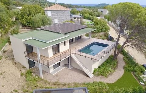 Villa en cours de construction, actuellement hors d'eau et hors d'air, d'environ 150 m2 plus garage. A votre disposition, 4 chambres, dont deux suites, et une salle d'eau indépendante. Un hall d'entrée avec placard et un cellier complétent une belle ...