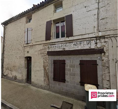 Niort Centre - proche la Poste Immeuble locatif composé de 3 logements dont 2 loués : 2 T2 de 32m² et 1T1 de 20m², avec une entrée commune et un local technique. Compteurs d'eau et d'électricité individuels Chauffage électrique et double vitrage Trav...