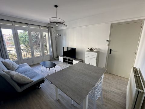 Caubet Immobilier se complace en poner a la venta este magnífico apartamento T3 de 56 m2, completamente renovado y se vende amueblado, situado en el 1er piso de una residencia tranquila y segura. Descripción del inmueble: • Luminoso salón comedor con...