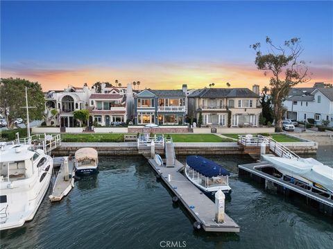 Situated in a premier and rarely available Bayfront location with captivating Newport Harbor turning basin views, this exquisitely remodeled and immaculately designed four bedroom, four-and-a-half-bath home embraces traditional East Coast elegance an...