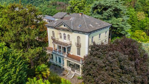 Villa Anna, located in the heart of Roè Volciano and immersed in a private fenced park of about 1,600 square meters, is a property of great prestige and spaciousness. The villa, in Art Nouveau style, is divided into four spacious units, each of about...