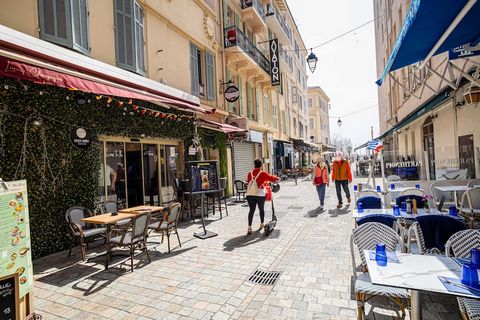 Ontsnap naar comfort in dit toevluchtsoord, ideaal gelegen in Cannes. Geniet van een gezellige kamer met een tweepersoonsbed, evenals moderne voorzieningen, waaronder een tv, airconditioning en een eigen badkamer. Ideaal om te ontspannen en te verken...