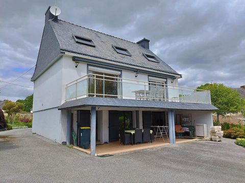 Sur la commune de Plouay, proche de Lorient ou Quimperlé, venez découvrir cette charmante propriété comprenant un jardin arboré et bien entretenu, une piscine couverte et chauffée de 10x5 avec une douche extérieure et un très grand garage pouvant acc...