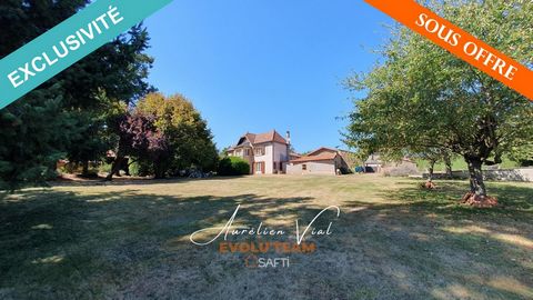 *** TROP TARD, SOUS OFFRE *** Coup de cœur pour cette superbe propriété dans son écrin de verdure, située au cœur du charmant village de Saint-Priest-la-Roche, à deux pas du Château de la Roche. À seulement 20 minutes de Roanne et 1h de Lyon, cette d...