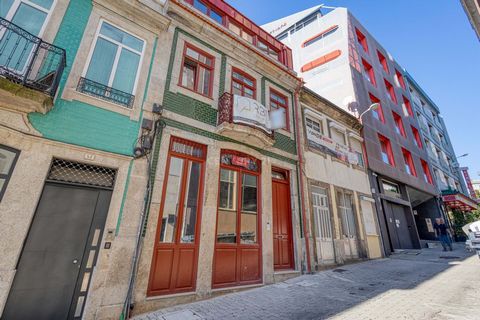 Edifício completamente reabilitado no Centro Histórico da Cidade do Porto, composto por 5 apartamentos e com uma localização privilegiada no epicentro da cidade do Porto com o metro da Trindade à distancia de 4min a pé, bem como a Avenida dos Aliados...