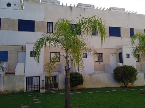 Sind Sie auf der Suche nach Ihrem neuen Zuhause in Dénia? Wir haben es. Ausgezeichnete Gelegenheit, dieses angenehme und helle Haus in der Nähe des Strandes zu erwerben, das eine gemütliche Atmosphäre bietet, eine gut gestaltete Aufteilung mit Fenste...