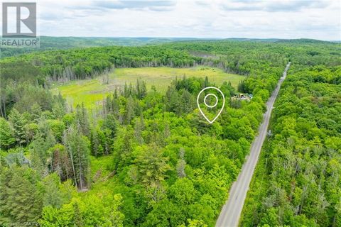 In den malerischen Landschaften von Huntsville, Ontario, gelegen, bietet dieses leere Grundstück eine einzigartige Gelegenheit, Ihr Traumhaus an einem begehrten Ort zu gestalten. Das Hotel liegt in der Nähe der Innenstadt von Huntsville und bietet di...