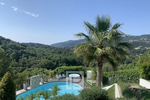 Nestled in the heights of Auribeau-sur-Siagne, just 15 minutes from Mougins and the seaside, this superb villa offers unobstructed panoramic views of the old village and the surrounding Tanneron hills. It benefits from optimum sunshine all day long, ...