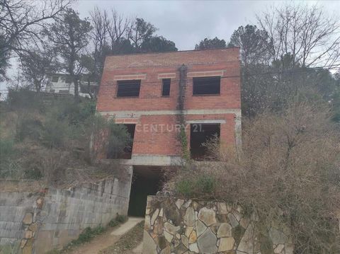 Vous cherchez votre nouveau chez-vous ? Nous avons l'option parfaite pour vous ! Nous vous présentons cette incroyable opportunité d'acquérir une propriété en construction arrêtée, située rue Cardener, dans la ville de Vallgorguina, dans la province ...