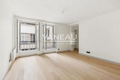 Le Groupe VANEAU vous propose au pied du métro Saint Paul (Ligne 1), au 3e étage d'une charmante copropriété du XVIIIe siècle parfaitement entretenue, un appartement de 3 pièces de 47,94 m2 Loi Carrez entièrement rénové. Orienté exclusivement sur cou...