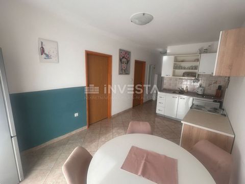 À Vendre : Appartement à Ližnjan avec Vue sur la Mer, à Seulement 800m de la Mer. Situé au rez-de-chaussée d'un immeuble résidentiel. Il se compose d'un couloir, d'une salle de bain, d'une cuisine + salle à manger + salon, de 2 chambres et d'une terr...