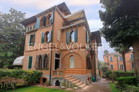 Ort: Municipality Lido-Pellestrina, Lido Der Lido von Venedig ist ein beliebter Badeort für Venezianer und Touristen aus Italien und der ganzen Welt, der für sein kristallklares Wasser und seine schönen Strände geschätzt wird. Der Jugendstil prägt no...