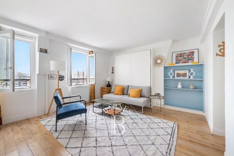 BARNES ha l'elenco esclusivo di questo magnifico appartamento di 29,30 m² o 315 piedi quadrati (legge Carrez) al sesto e ultimo piano (ascensore) di un condominio del 1845 ben tenuto in una posizione privilegiata nel cuore del quartiere Arts et Métie...