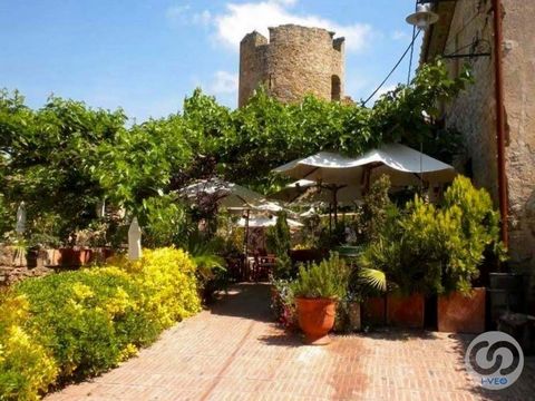 Außergewöhnliches Anwesen in Ullastret, einem der charmantesten mittelalterlichen Dörfer in der Region Baix Empordà, im Herzen des goldenen Dreiecks. Das Anwesen besteht aus einer Reihe von Gebäuden, die aus einem voll ausgestatteten Restaurant mit z...