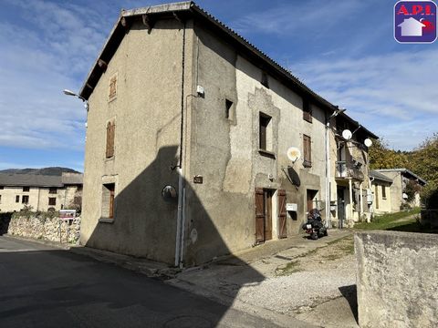 Auf einer Höhe von 1200 m in einem charmanten Bergdorf gelegen, bietet dieses charaktervolle Haus ein außergewöhnliches Wohnumfeld, fernab der sommerlichen Hitzewelle, in einer gesunden und wohltuenden Umgebung. Perfekt für Liebhaber von Ruhe und Nat...