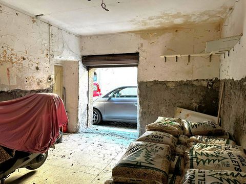 Proponiamo in vendita un garage/box situato nel centro di Viterbo, a piano terra, con una superficie totale di 23 metri quadrati. L'immobile è composto da un unico locale, ideale per parcheggiare un'auto o per utilizzarlo come spazio di deposito. La ...