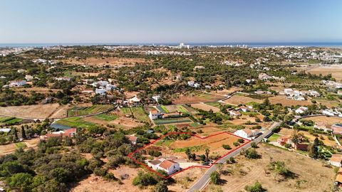 Vi presentiamo questa affascinante villa con 3 camere da letto, corredata da un ampio magazzino e supporto del terreno, situata a soli 3 km dal centro di Alvor e a 3 km dal prestigioso campo da golf di Penina. Caratteristiche della proprietà: Villa c...