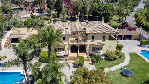 Spectacular villa composed of two houses in Vega del Colorado La Quinta Benahavís This villa is simply stunning Set in an exclusive and tranquil setting it offers the luxury and comfort one would expect in a high end residence on the Costa del Sol Wi...