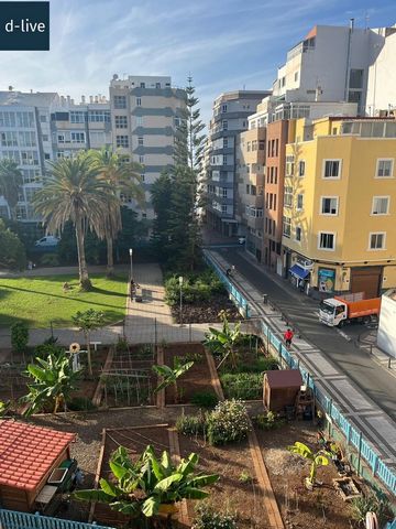 IDEAL FÜR INVESTOREN. Tolle Wohnung mit privater Dachterrasse mit direktem Zugang vom Haus, nur wenige Meter von der Promenade Las Canteras entfernt, in der dritten Reihe des Strandes, in der Nähe aller Dienstleistungen. Erdgeschoss verteilt auf zwei...